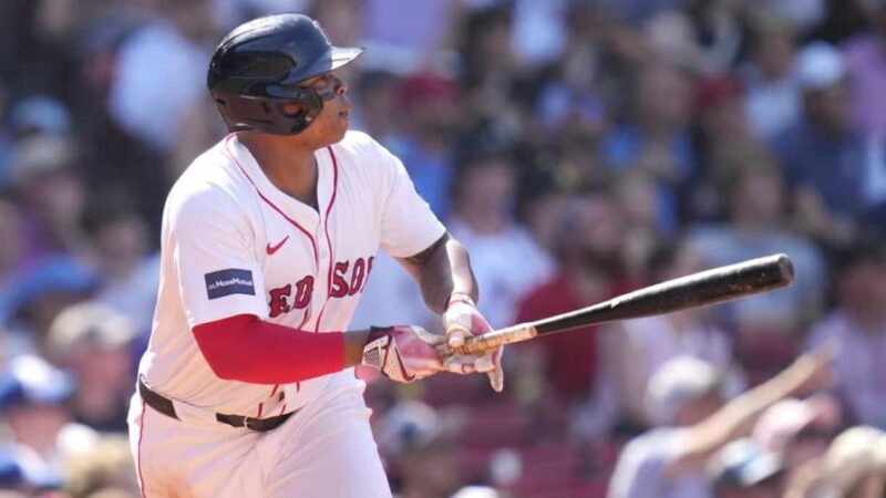 Rafael Devers pega dos jonrones, Boston supera a Bravos