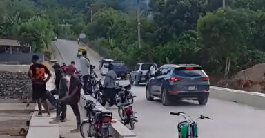 Tres en un motor perdieron el control y cayeron al vacío desde el puente Anamuyita