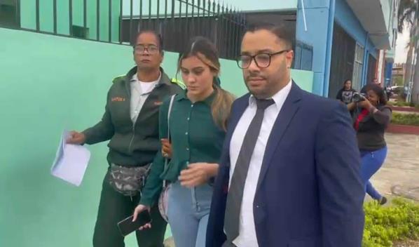 VIDEO | Trasladan venezolana acusada de atropellar al hijo del presidente de Adocco al Tribunal de Tránsito