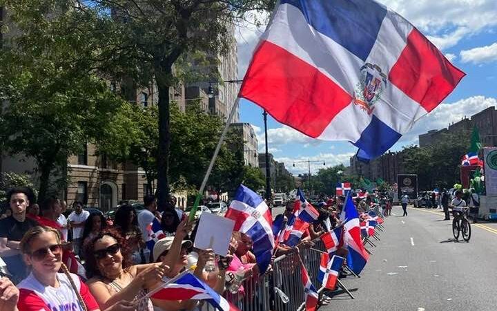 Dominicanos Masivamente con Bandera en Mano Respaldarán el 35 Aniversario de “La Gran Parada Dominicana del Bronx” hoy 28 de julio 2024 a partir de las 10:00AM