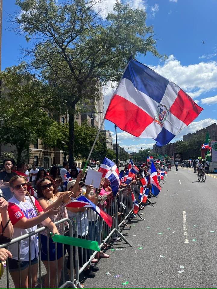 Dominicanos Masivamente con Bandera en Mano Respaldarán el 35 Aniversario de “La Gran Parada Dominicana del Bronx” hoy 28 de julio 2024 a partir de las 10:00AM