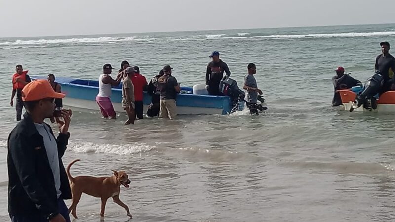 Buscan victimas de naufragio de 80 personas en playa Guayacanes