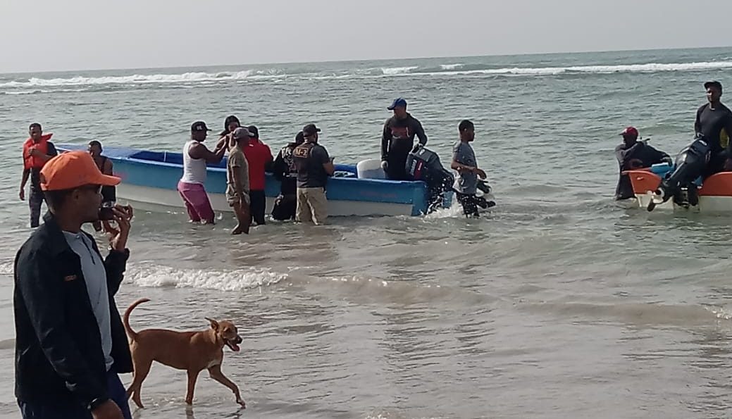 Buscan victimas de naufragio de 80 personas en playa Guayacanes