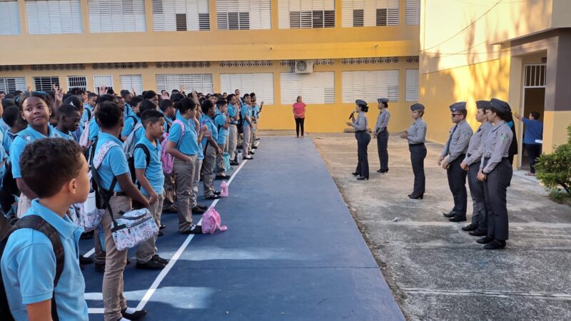 DEAMVI encabeza acto de izada de bandera en escuela primaria