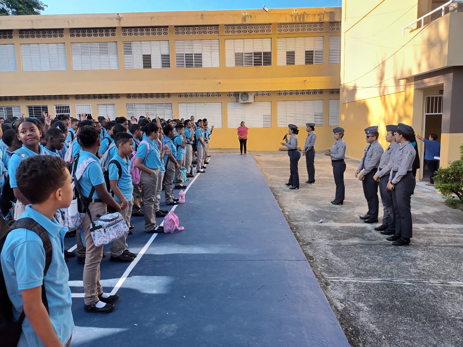 DEAMVI encabeza acto de izada de bandera en escuela primaria