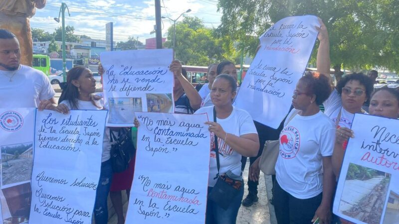 Maestros y padres realizan protesta por las precarias condiciones de la escuela República de Japón