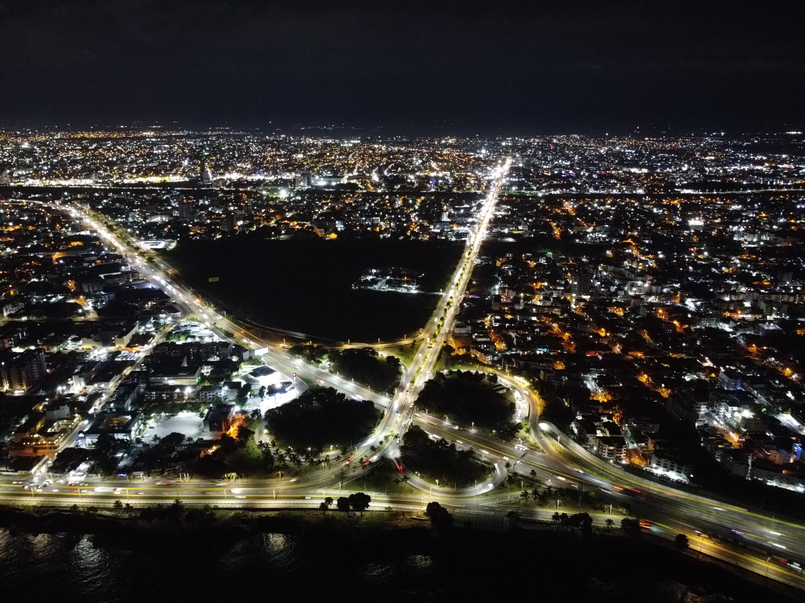 EDEEste MEJORA LA ILUMINACIÓN EN LA AUTOPISTA LAS AMÉRICAS Y LA AVENIDA CHARLES DE GAULLE